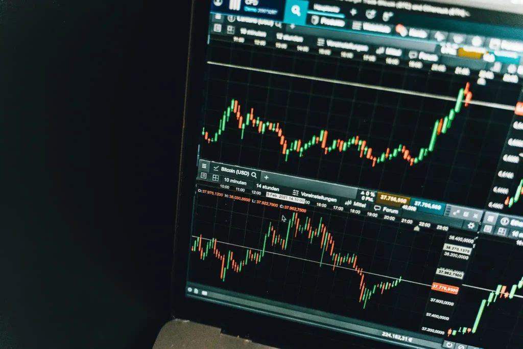 Candlestick-Chart auf Laptop mit Bitcoin-Kursanalyse als Teil eines professionellen Trading-Systems.